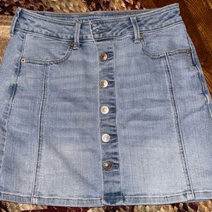 Ladies/Juniors American Eagle Light Wash Buttong Front Skirt Size 4